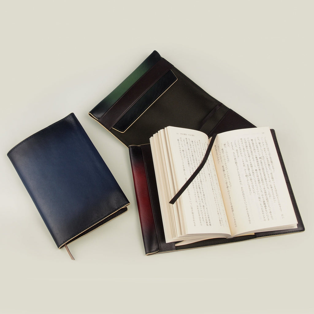 【夏限定】海外製／牛革／本革／レザー／革製ブックカバー／文庫本／厚み調整可／読書／紙の本／本は紙派／プレゼントにも最適／ブックカバー／箱入り／しおり付き／154019【EC限定】