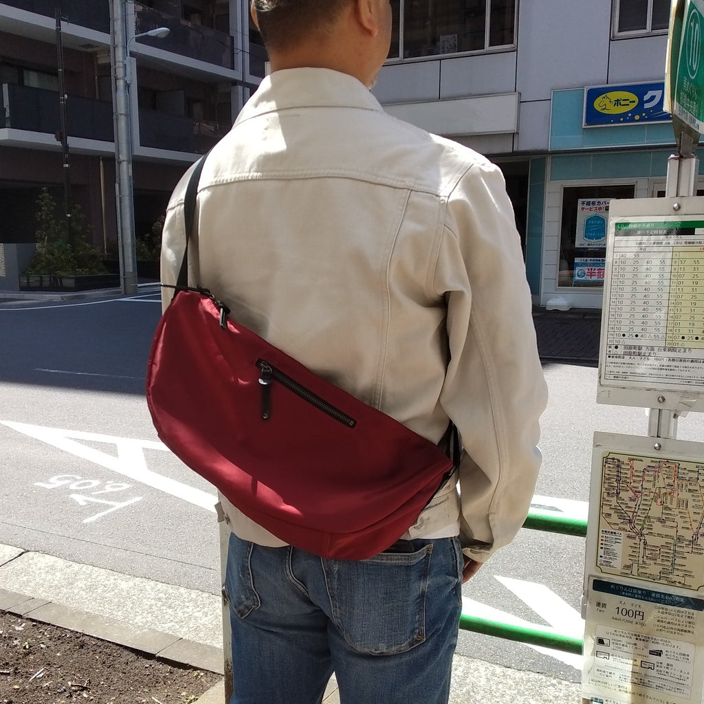 【夏限定価格】日本製／国産／ナイロン製／ショルダーバッグ／ボディバッグ／バナナ型／ワイン色／557211／Bluffpop／TT【残りわずか】