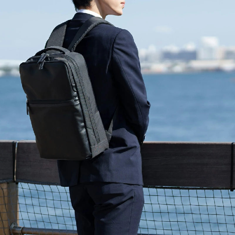 海外製／合成皮革×ポリエステル／A4対応／B4対応／軽い／リュック／リュックサック／バックパック／ビジネスリュック／ビジネスバッグ／ブラック／ネイビー／黒色／紺色／541503
